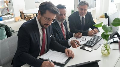 موجة اندماجات البنوك: التحرير التنظيمي وضغوط الصفقات تشعل موجة من التركز