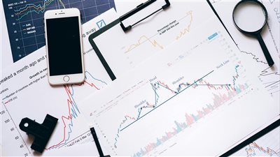 تراجع العقود الآجلة الأمريكية قبيل صدور بيانات التضخم والناتج المحلي الإجمالي