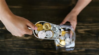 صناديق الكريبتو المتداولة تُظهر تباينًا: بتكوين تجذب تدفقات وإيثريوم تواجه سحوبات