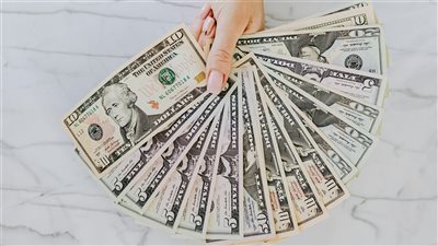 الدولار الأميركي يبقى قويًا ويتحدى أسواق العملات والمخاطر العالمية