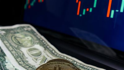 الجهات التنظيمية الأمريكية تحقق في تحركات الأسهم قبل إعلانات خزائن العملات الرقمية