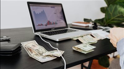 تفاؤل أكبر لدى المديرين الماليين لكن شبح الرسوم الجمركية ما زال ماثلًا