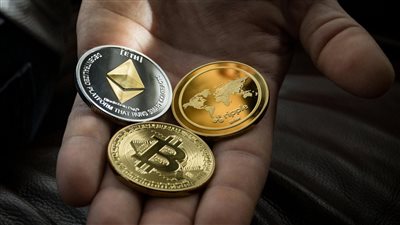 بتكوين عند 109,840 دولار وإيثريوم عند 3,935 دولار: تجنّب المخاطر يدفع العملات المشفّرة للانخفاض