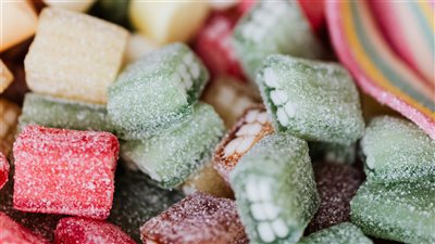 وولمارت تتجه لإزالة الأصباغ الاصطناعية و30 مكوّنًا من أغذيتها ذات العلامات الخاصة