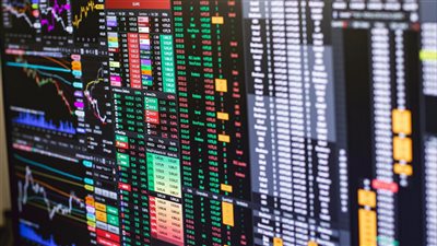 تباين السلع والأسهم وسط دوران المخاطر