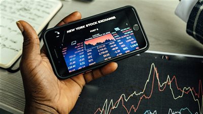 شركة ICE المالكة لبورصة نيويورك تستثمر 2 مليار دولار في منصة Polymarket وتدفع باتجاه أسواق التنبؤ