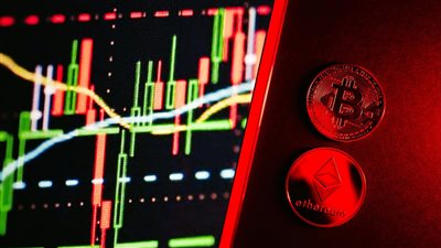 سوق العملات المشفرة يدخل مرحلة تصحيح: انخفاض في أسعار بيتكوين وإيثريوم وتراجع تدفقات صناديق الـETF