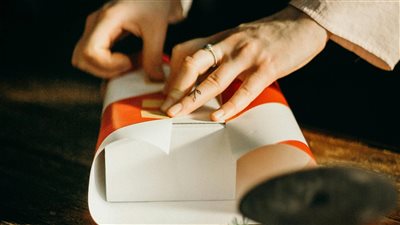 مشروع تغليف وتزيين الهدايا بلمسة إبداعية