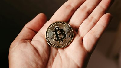 سوق العملات الرقمية يتعرض لتصفية بقيمة 19 مليار دولار بعد صدمة التعريفات الأمريكية