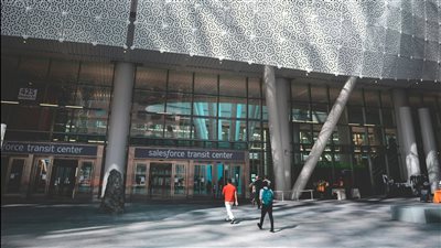 شركة سيلزفورس توسّع شراكاتها في الذكاء الاصطناعي مع أوبن إيه آي وأنثروبيك عبر منصة 