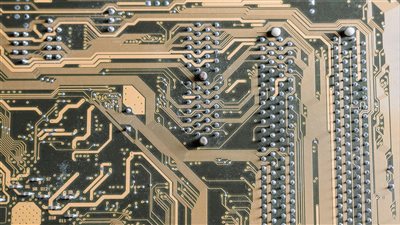 شركة ASML تتجاوز التوقعات وتدفع موجة صعود في أسهم معدات الرقائق عبر ناسداك