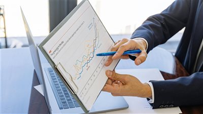 القلق من تشديد السياسة المالية في بريطانيا يضغط على مؤشر FTSE مع إشارة ريفز إلى رفع الضرائب