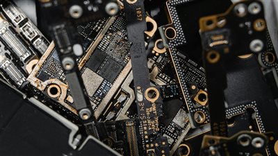 قوة شركة ASML تدفع المستثمرين نحو أسهم الرقائق ومعدات تصنيعها