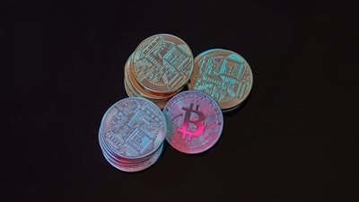 التحذير من مجلس الاستقرار المالي: ثغرات كبيرة في تنظيم العملات المشفّرة مع تضاعف السوق إلى 4 تريليونات دولار