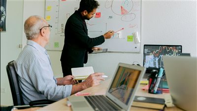 باول يحذّر من مخاطر فقاعة الذكاء الاصطناعي وسط صراع الأسواق مع التقييمات المرتفعة