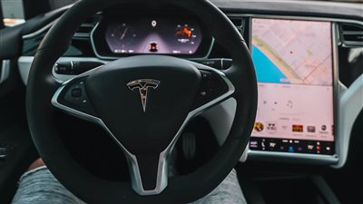 تراجع أرباح تسلا وآي بي إم يضغط على أسهم التكنولوجيا ويبدد التفاؤل في الأسواق