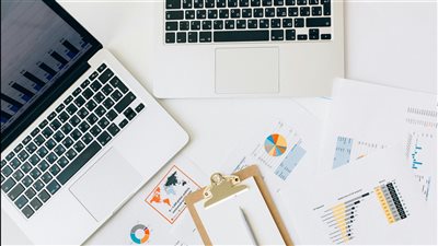 خمسة اتجاهات في الذكاء الاصطناعي تُحوّل القطاع المالي حالياً: من نماذج التفكير إلى أدوات اللابرمجة