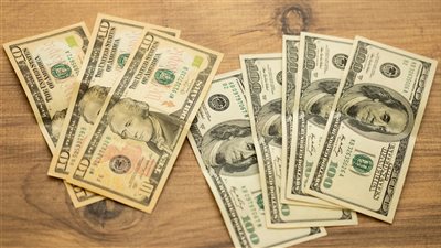 خفض الاحتياطي الفيدرالي للفائدة للمرة الأولى هذا العام لكنه يشير إلى أن المزيد من التحركات غير مضمونة