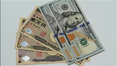 الين يتراجع بعد تمسك بنك اليابان بسياساته ووزيرة المالية الجديدة تخفف لهجتها بشأن سعر الصرف