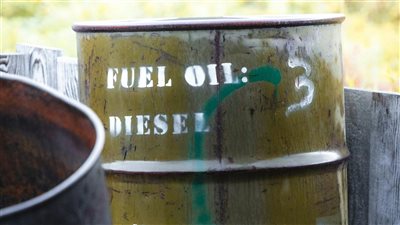 النفط يستقر مع تفاؤل تجاري وتراجع المخزونات الأمريكية: خام برنت في منتصف الستينيات