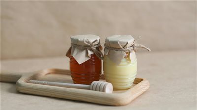 محل بيع منتجات عسل طبيعي ومنتجات النحل