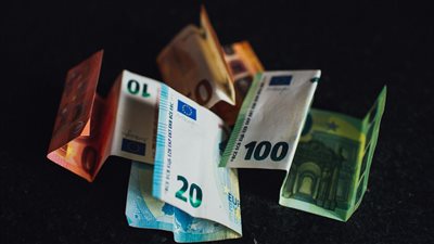 الأسواق الأوروبية تتراجع مع تباين نتائج الأرباح وتوقف البنك المركزي الأوروبي عن خفض الفائدة