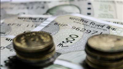 بنك اليابان يبقي الفائدة عند 0.5% ويبدأ ببيع صناديق المؤشرات والعقارات مع اعتراض عضوين