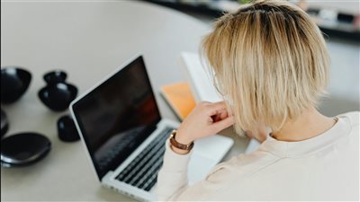 تقديم دورات تعليمية قصيرة في مهارات رقمية أونلاين