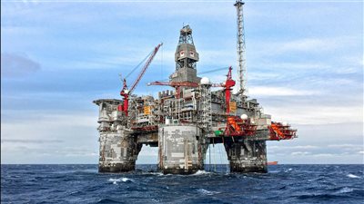 النفط يتراجع رغم خفض الفائدة الأمريكي وسط إشارات ضعف الطلب