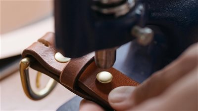 مشروع ورشة لصناعة الإكسسوارات الجلدية يدويًا