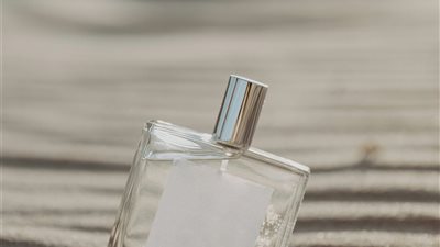 بيع العطور المعبأة يدويًا بزجاجات أنيقة