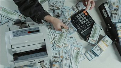 تراجع في وول ستريت: المستثمرون يعيدون التركيز على مؤشرات النمو بعد اهتزاز أسهم الذكاء الاصطناعي