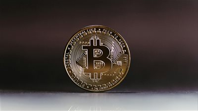 البيتكوين يدافع عن مستوى 100 ألف دولار بعد تصفية المراكز ذات الرافعة المالية