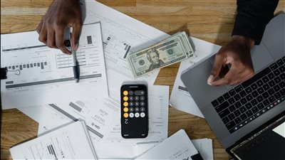 رئيس هيئة الأوراق المالية يقترح ترك الأسواق تحدد وتيرة التقارير المالية: نحو نهاية محتملة للتقارير الفصلية الإلزامية