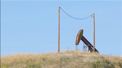 النفط يستقر في منتصف نطاق 60 دولارًا وسط ضبابية العرض العالمي