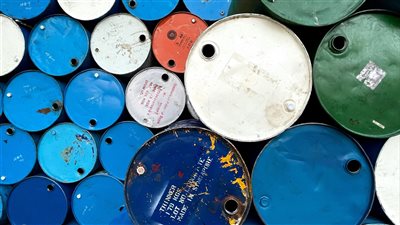 ارتفاع أسعار النفط على آمال انتعاش الطلب الأمريكي لكن المعروض يبقى عبئًا