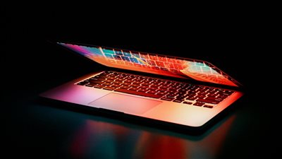 الأسهم العالمية بقيادة التكنولوجيا تُظهر أداءً متبايناً وسط تحديات في إنترنت الأشياء والتقنيات المالية