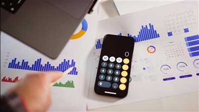 الأسواق العالمية تعمّق خسائرها بسبب اضطرابات قطاع التكنولوجيا وتراجع الرهانات على خفض الفائدة