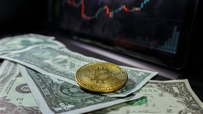 بيتكوين ينهار تحت مستوى 100 ألف دولار والضغوط تتصاعد في سوق العملات الرقمية