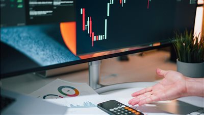 تحليل المشاعر: قياس الخوف والطمع في الوقت الحقيقي