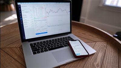 كيف تؤثر أسعار الفائدة والتضخم على العملات: دليل شامل للمتداولين