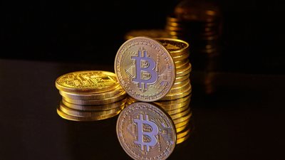 التشكيك في قوة الترابط بين الذكاء الاصطناعي والعملات الرقمية مع صعود التقييمات وارتفاع الاقتراض