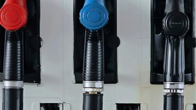 النفط يتراجع وسط مخاوف الطلب رغم التفاؤل بعد خفض الفائدة من الفيدرالي الأميركي