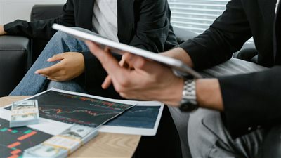 شركات التشفير تحت المجهر: استقالات تنفيذية تكشف ضغوط السوق