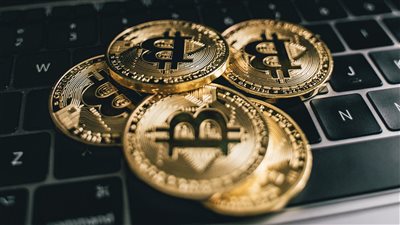 أسوأ أسبوع للبيتكوين منذ ثلاث سنوات: كيف دخلت العملة في حلقة الهبوط المدفوعة بالخيارات؟