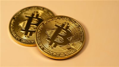 القيمة السوقية للعملات الرقمية تتراجع دون ذروة 2024 والزخم المؤسسي يفقد قوّته