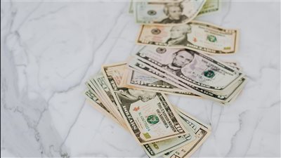 الأسواق العالمية للسندات والعملات تستعد لتقلبات حادة مع اتساع فجوة السياسات بين البنوك المركزية