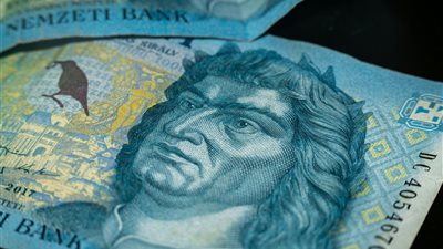 خفض نظرة فيتش لآفاق اقتصاد المجر: ضغوط مالية تسبق انتخابات 2026 وتثير قلق المستثمرين