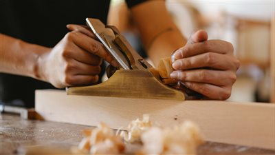 ورشة تعليم مهارات النجارة الخفيفة وصناعة القطع الخشبية الصغيرة