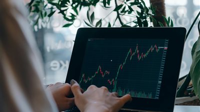 خرافات التداول الخوارزمي: ما الذي تستطيع الأتمتة فعله وما الذي لا تستطيع فعله